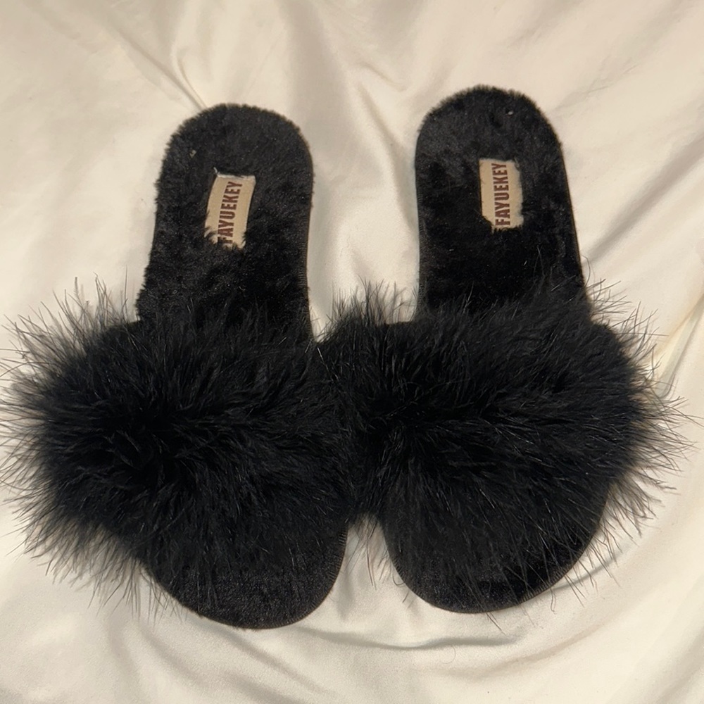 Size 38, black fuzzy Fayuekey slippers!